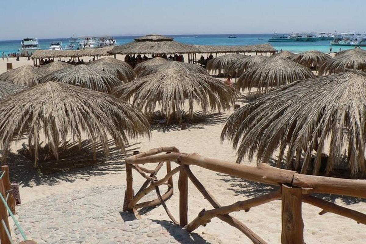 Un montón de sombrillas de paja en una playa