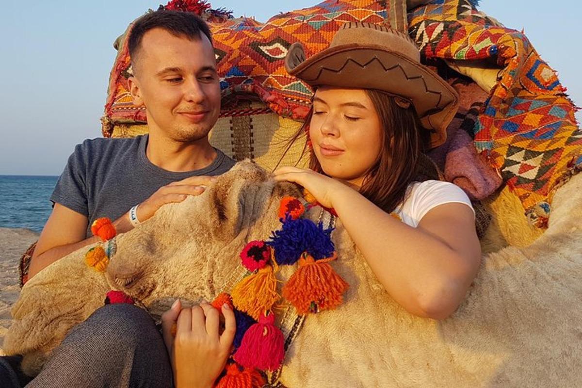 mężczyzna i kobieta siedzą na plaży