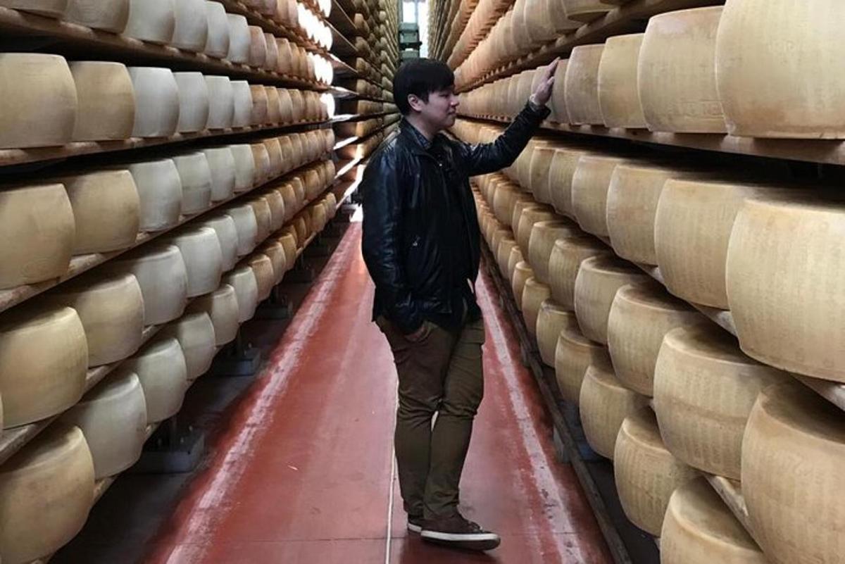 un uomo è in piedi in un corridoio di covoni di fieno