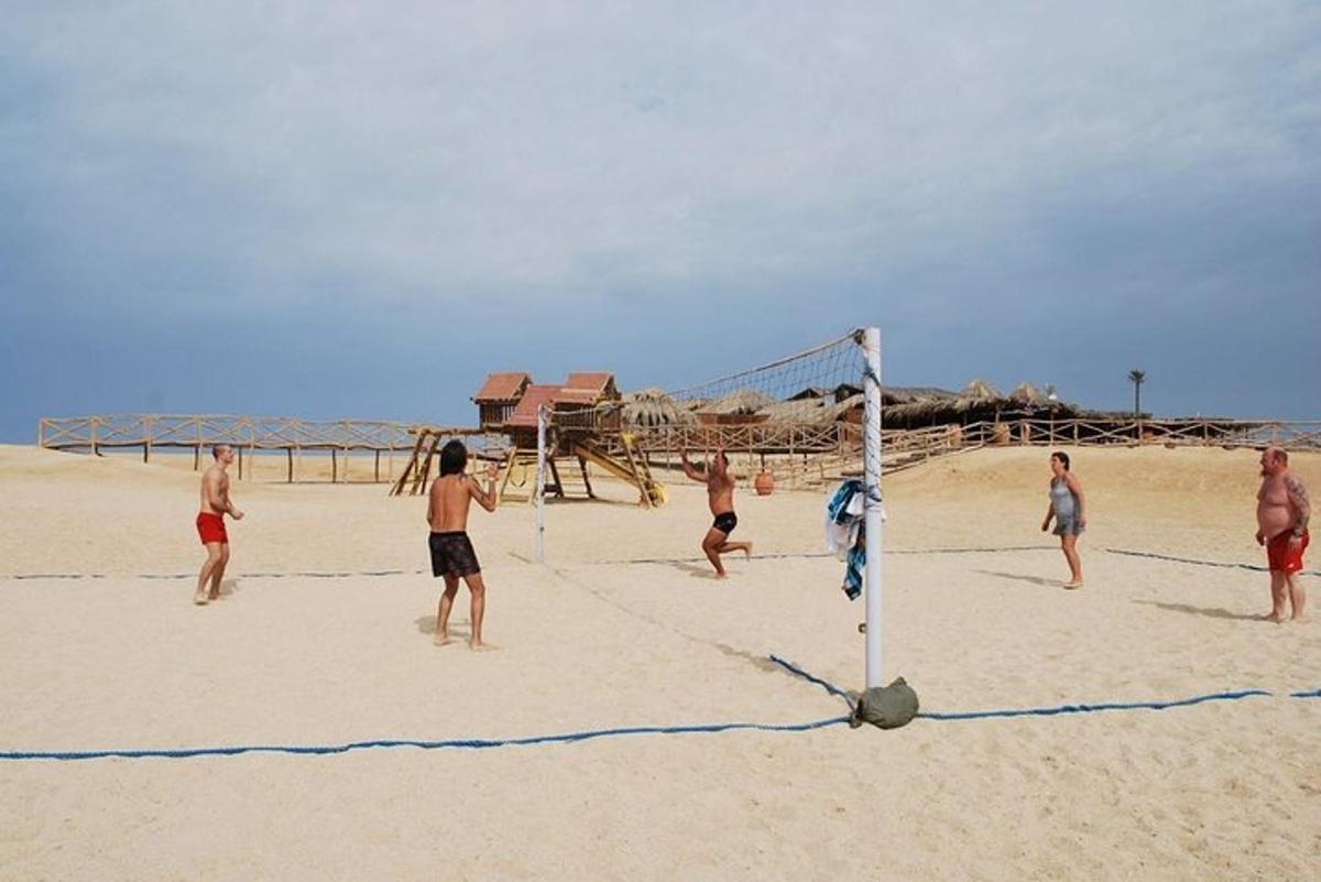 Un grupo de personas jugando voleibol en la playa