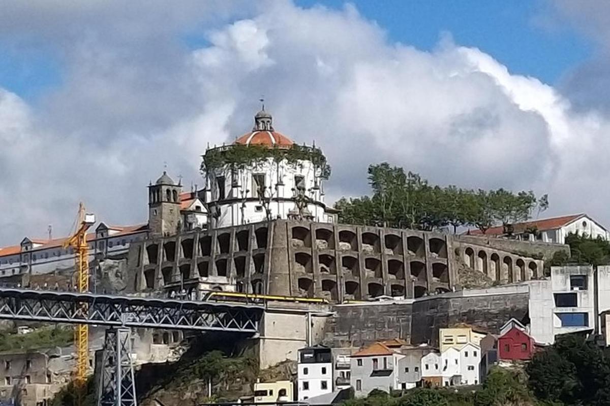 зграда са сат-кулом на врху