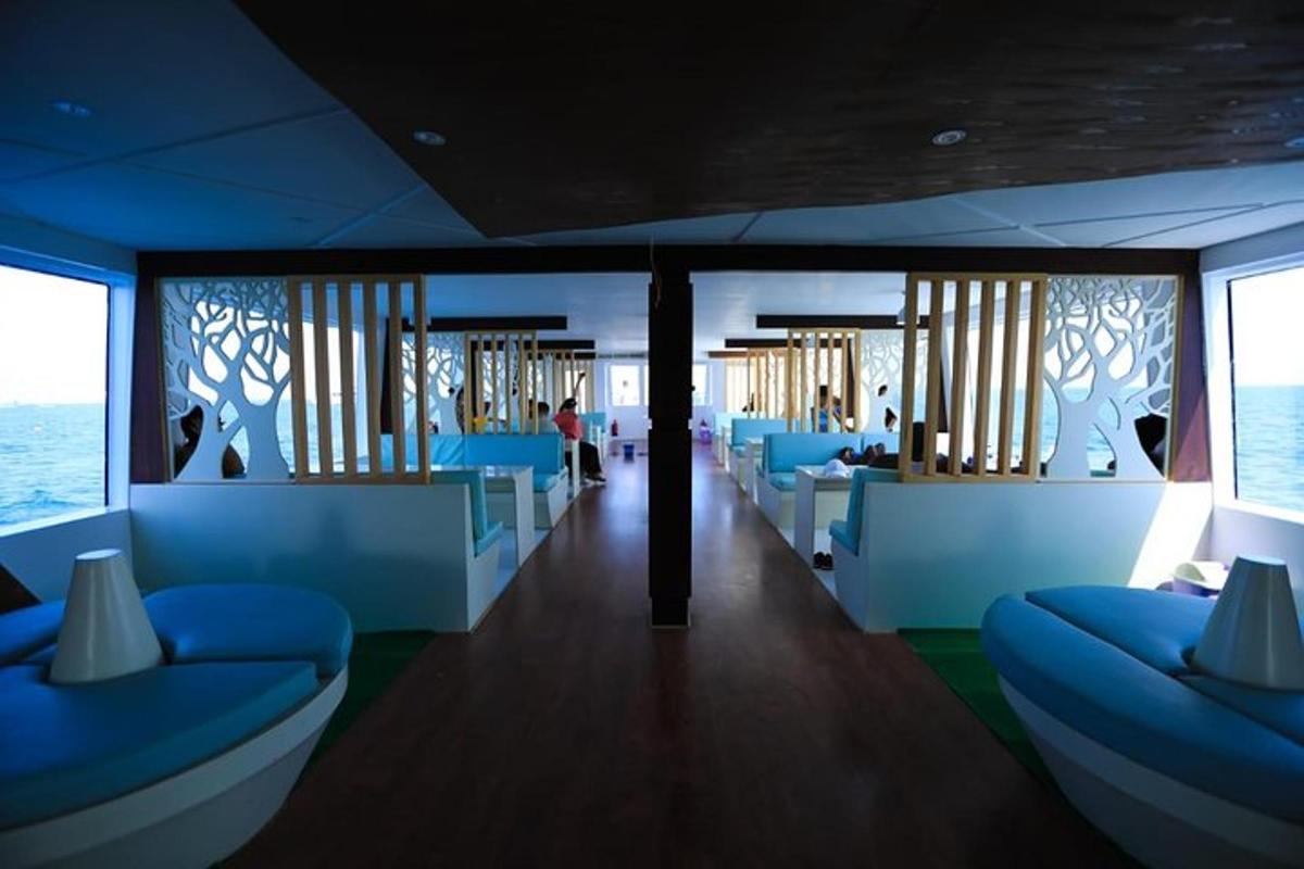 restaurace na výletní lodi s modrými židlemi