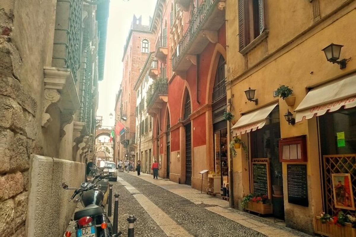 ulička s motorkou zaparkovanou na ulici