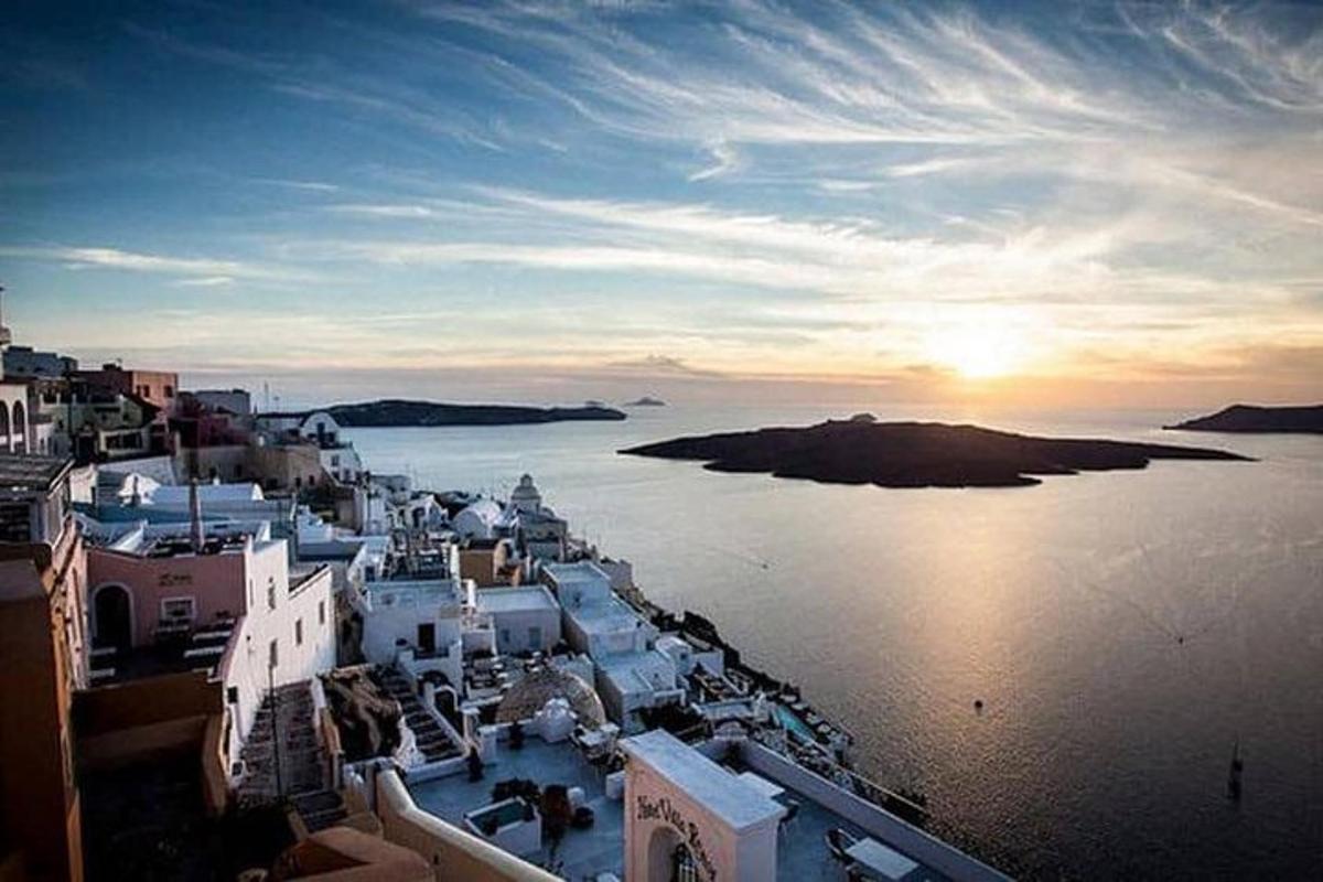 μια εναέρια άποψη μιας πόλης με τον ωκεανό