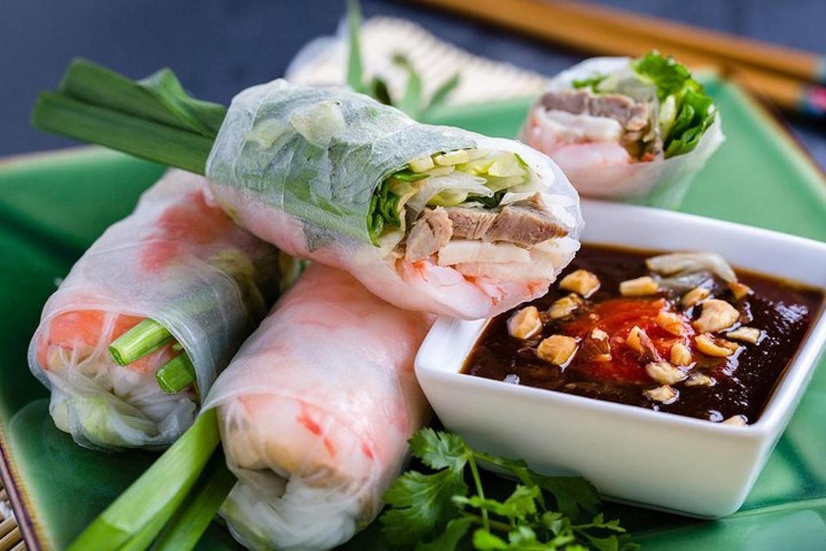 talíř se třemi rolemi sushi a miskou omáčky