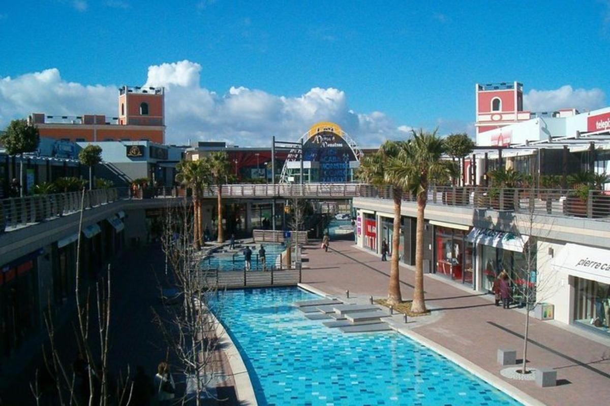 una vista di una piscina in una città