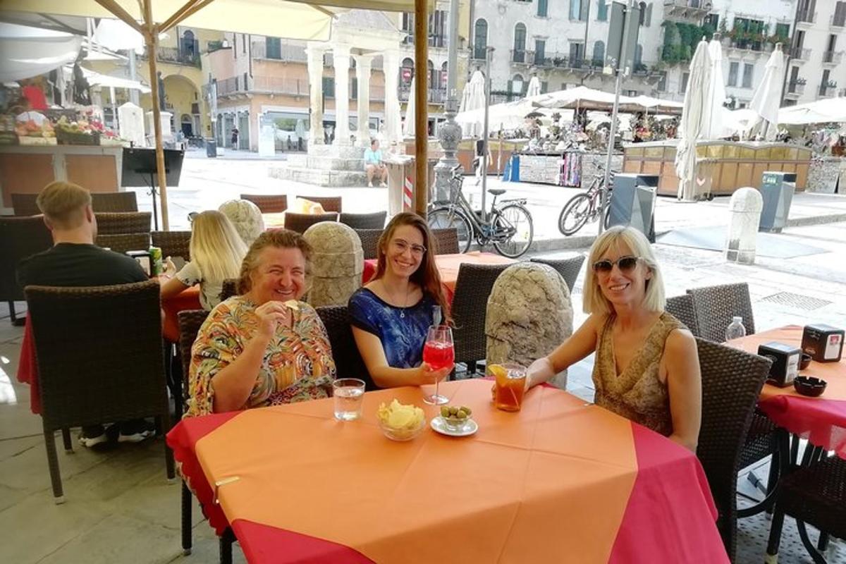 tres dones assegudes a una taula en un restaurant