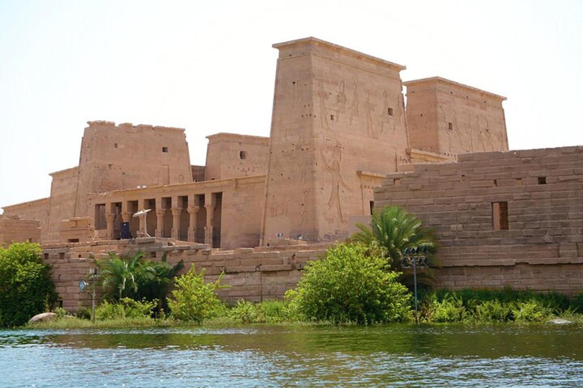 un grande edificio in mattoni accanto a uno specchio d'acqua