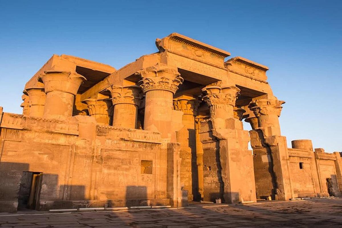 um edifício antigo com colunas no deserto