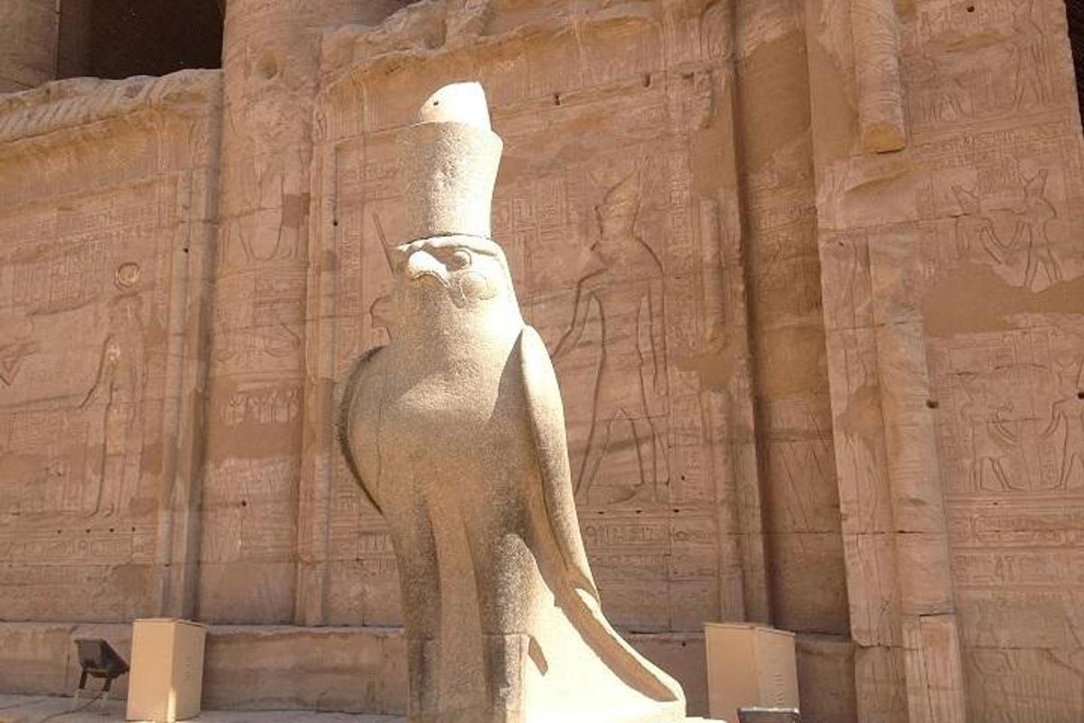 uma estátua de aubis em frente a um edifício