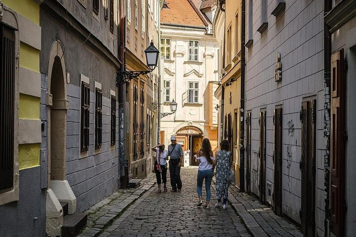 un gruppo di persone che camminano lungo una strada