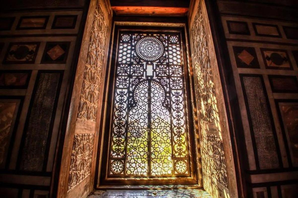 باب به نافذة زجاجية ملونة في غرفة