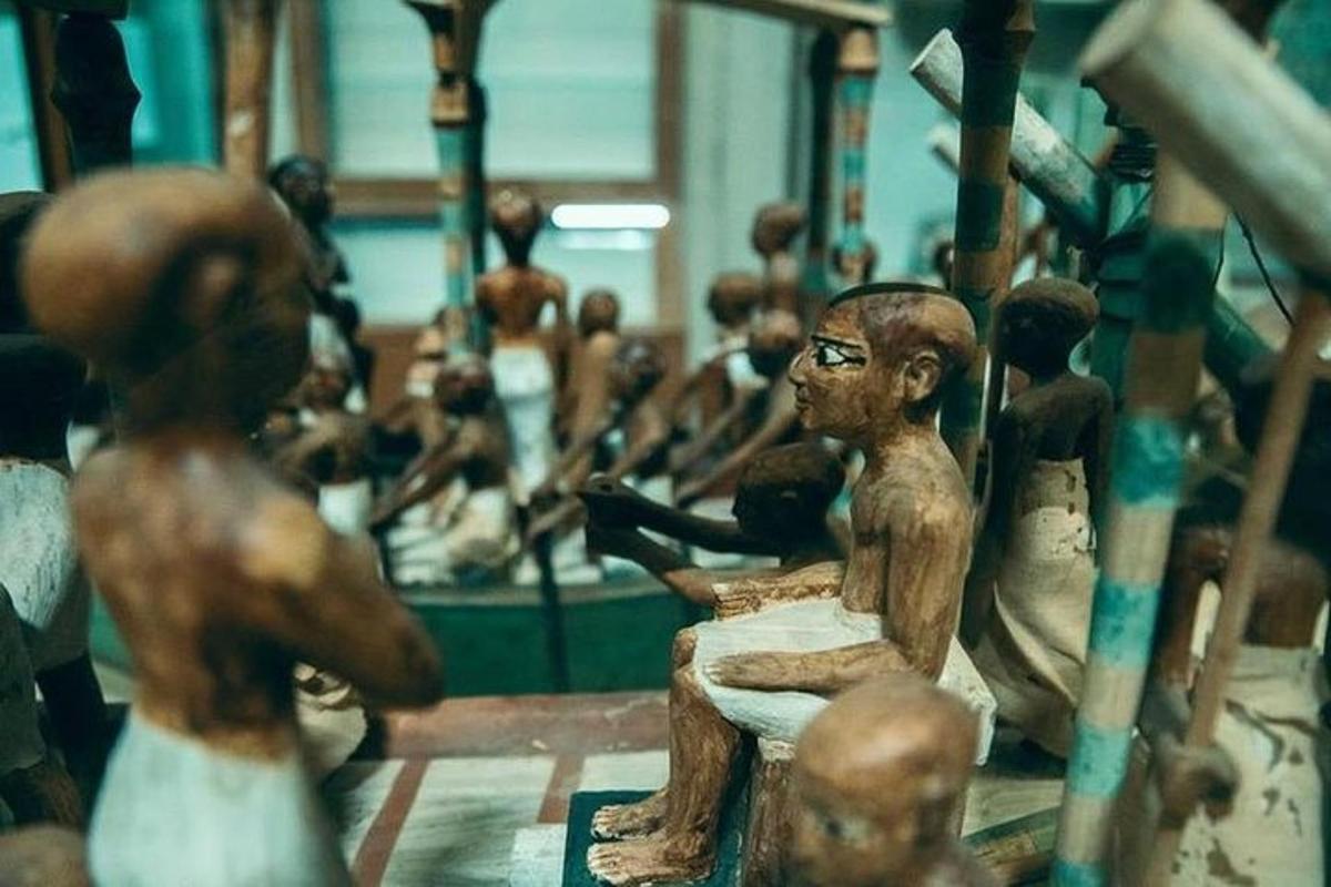 مجموعة من التماثيل الخشبية المعروضة في المتحف