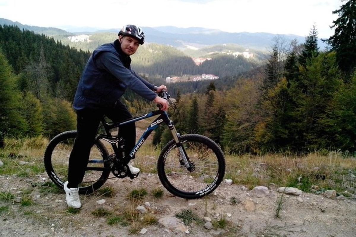 un uomo sta andando in bicicletta su una collina