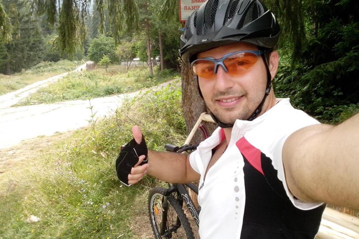un uomo che indossa un casco da ciclista e fa un gesto di pollice in su
