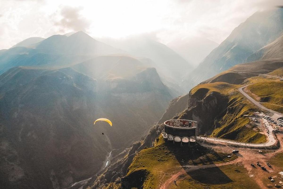 Paraglidista letí nad horou