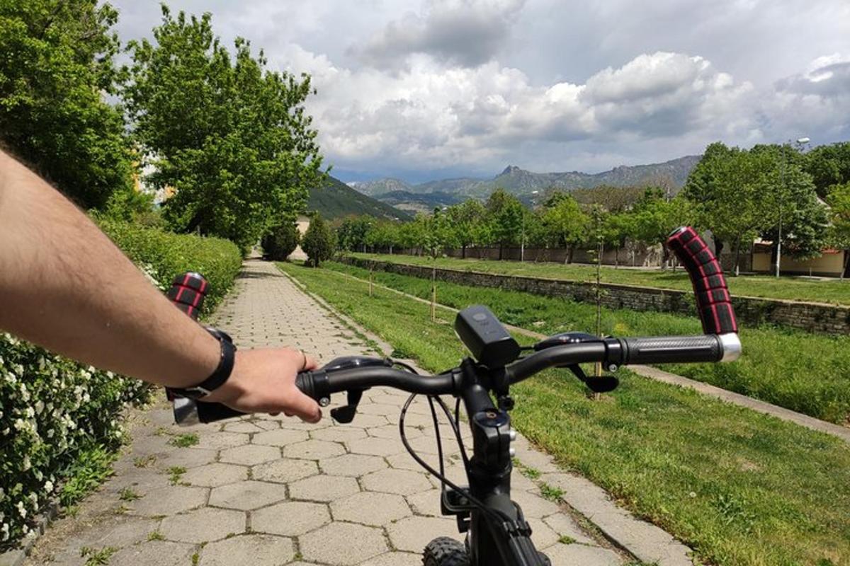 una persona che va in bicicletta lungo un sentiero