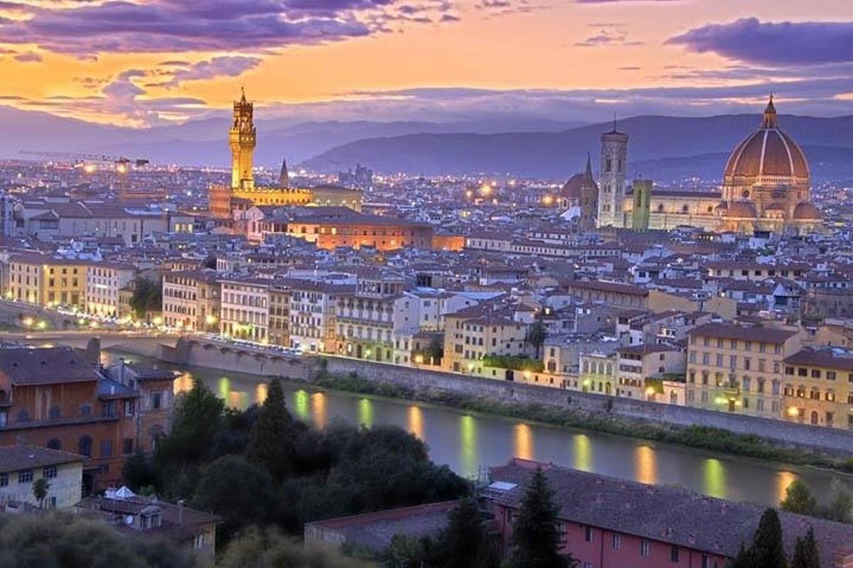 una vista di una città di notte con un fiume