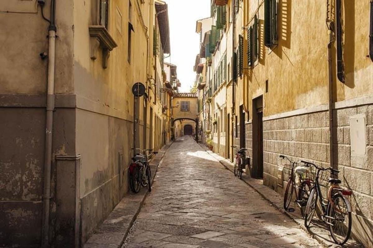 un vicolo con biciclette parcheggiate ai lati degli edifici