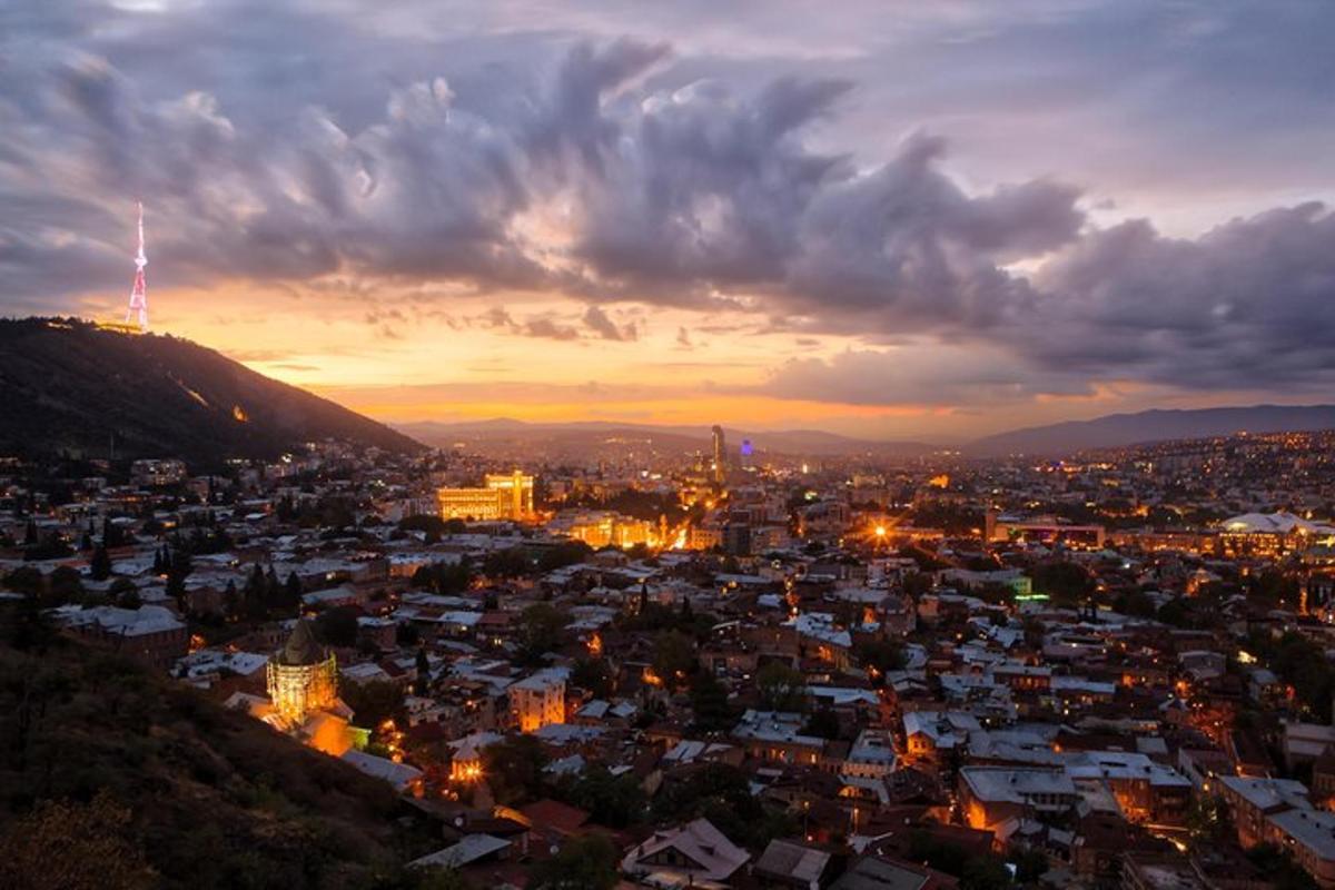 una vista di una città di notte