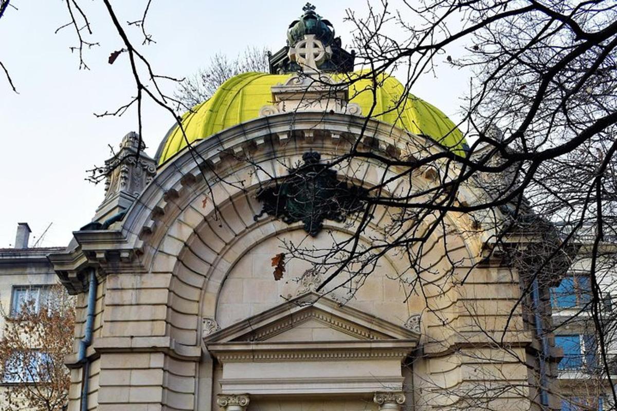 budova se sochou na vrcholu
