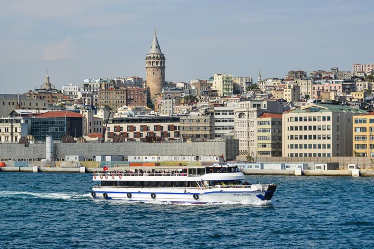 şehrin önündeki su üzerinde bir tekne