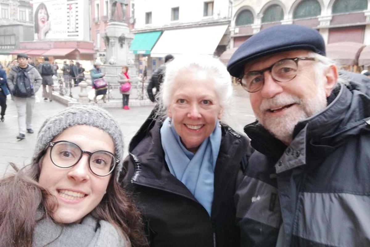 eine Gruppe von drei Personen, die für ein Foto posieren