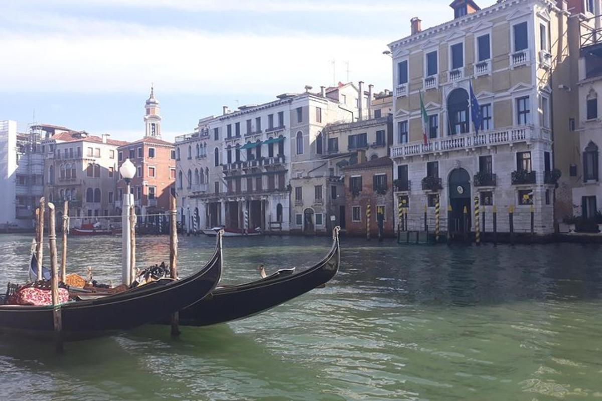 eine Gondel im Wasser vor Gebäuden