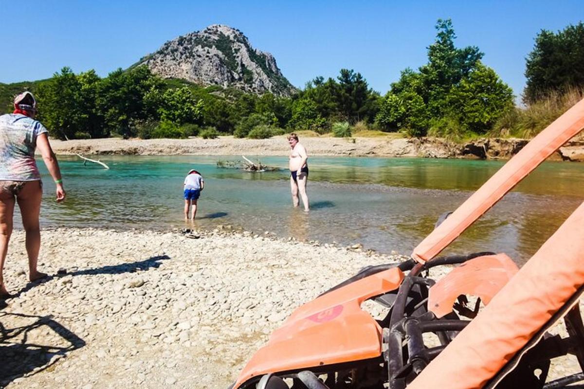 un grup de persones dempeus a l'aigua d'un riu
