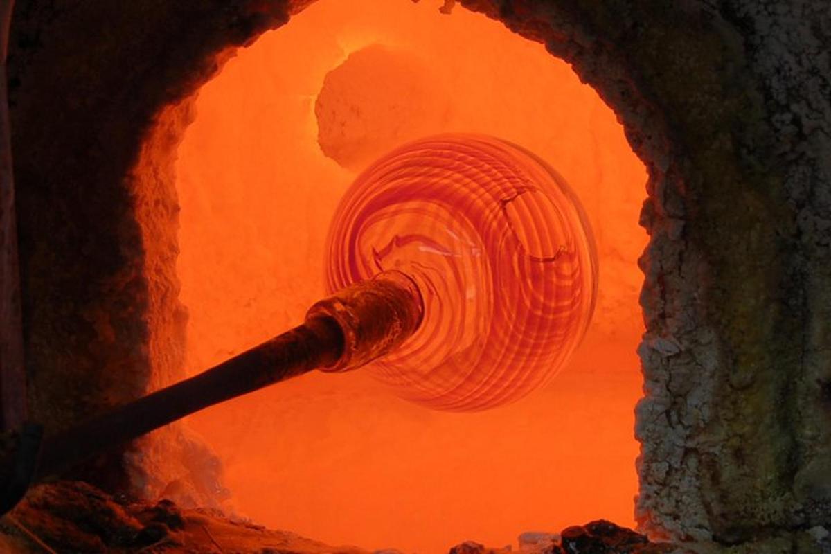 ένας πυροσβεστικός σωλήνας βγαίνει από ένα κτίριο