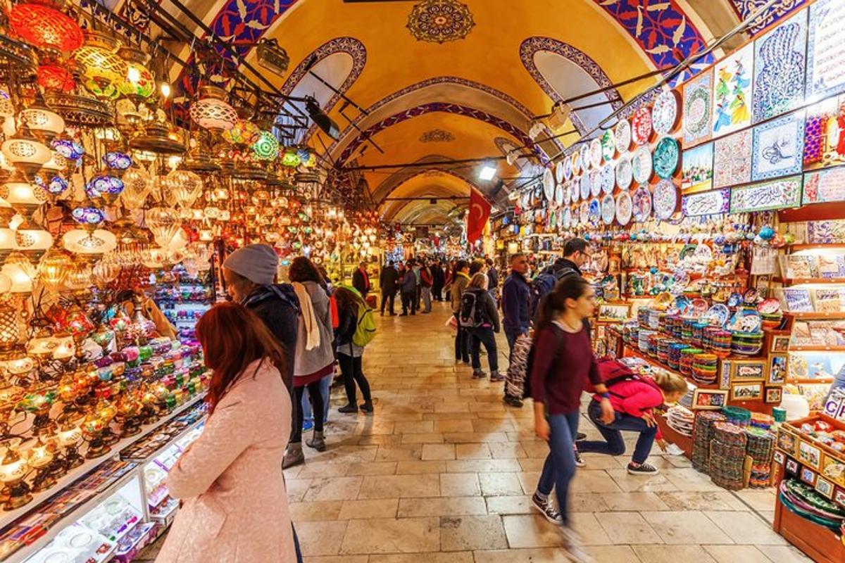 uma multidão de pessoas caminhando por um mercado em uma loja