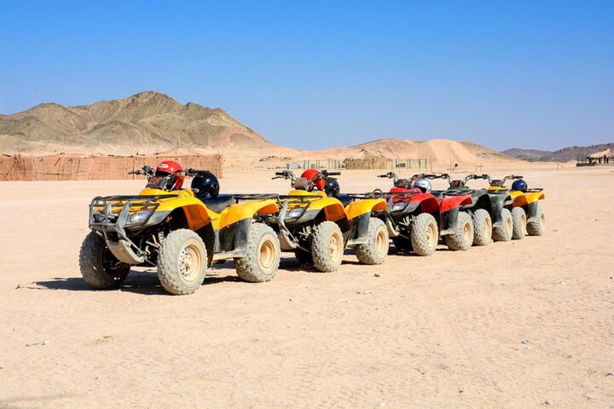 μια σειρά από ATV παρκαρισμένα στην έρημο