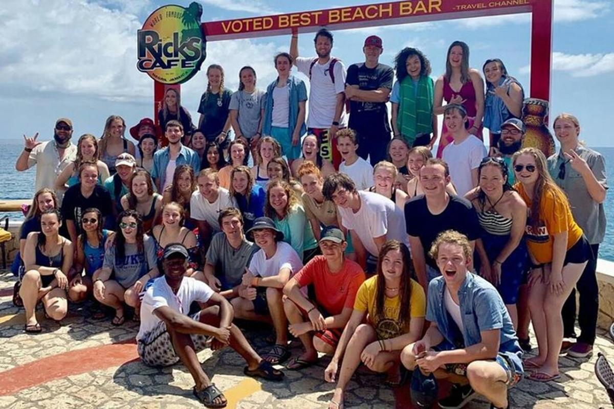 sekelompok orang berpose untuk foto di pantai