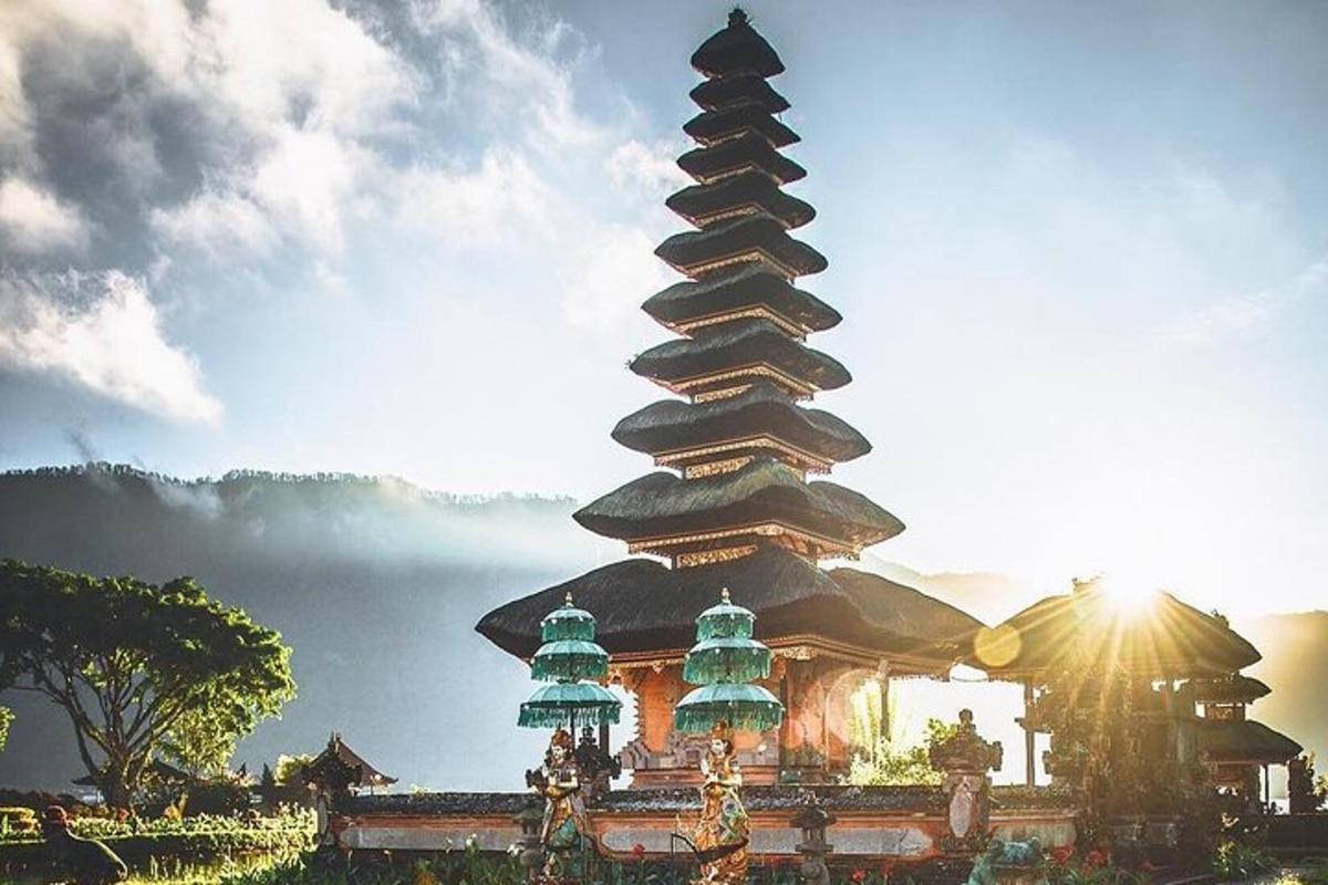pagoda besar di hadapan tasik dengan matahari