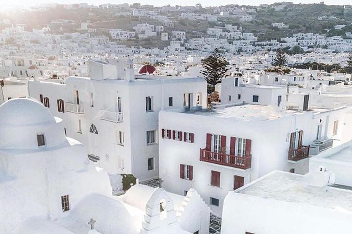 uma vista de uma cidade com edifícios brancos