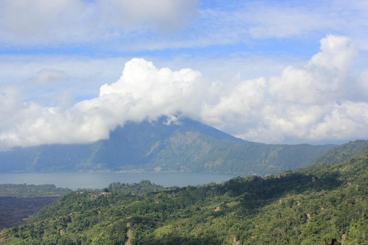 una vista di una montagna con uno specchio d'acqua