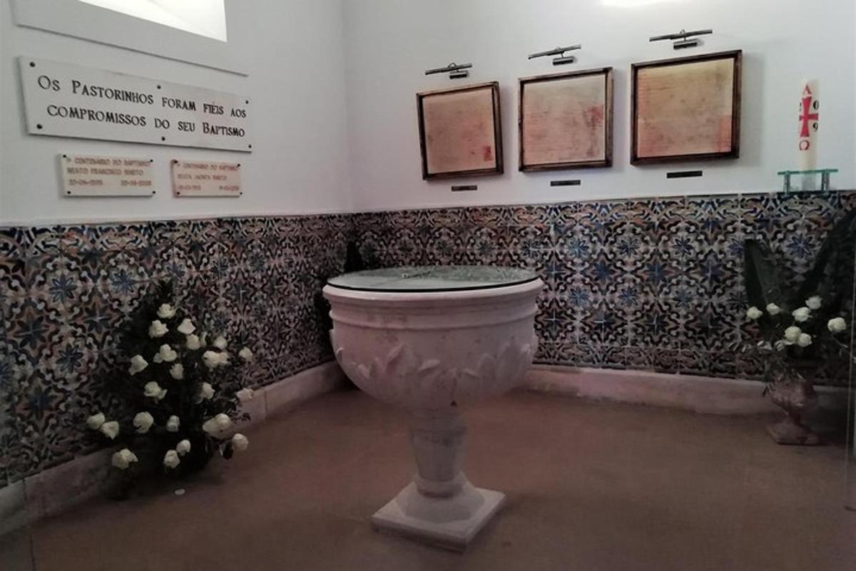 un bagno con wc in una stanza con fiori