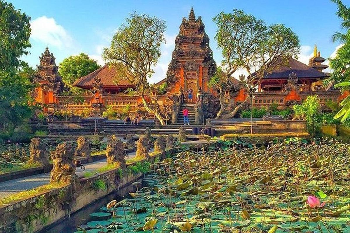 ein Tempel mit einem Teich davor