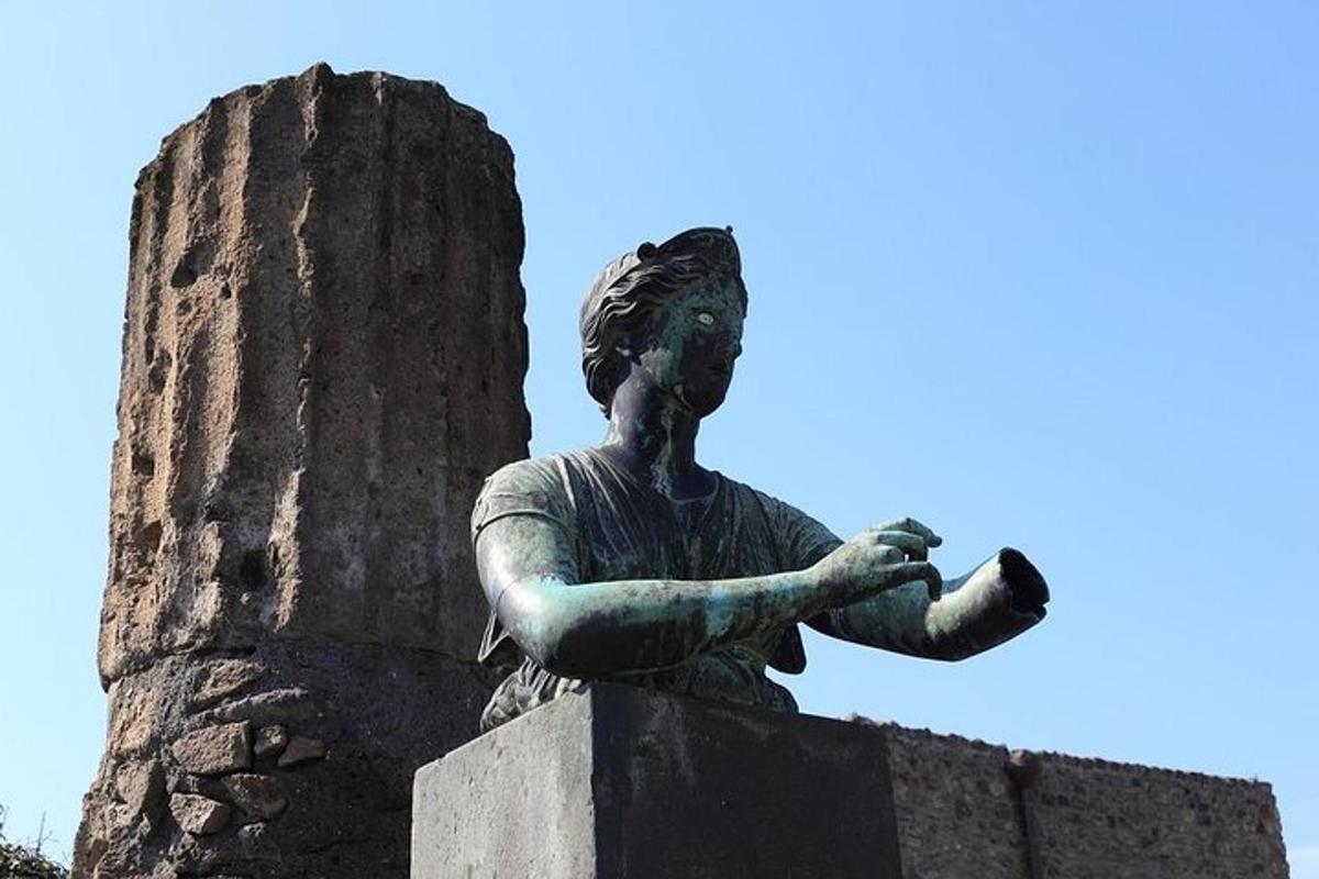 socha ženy sedící na vrcholu monumentu