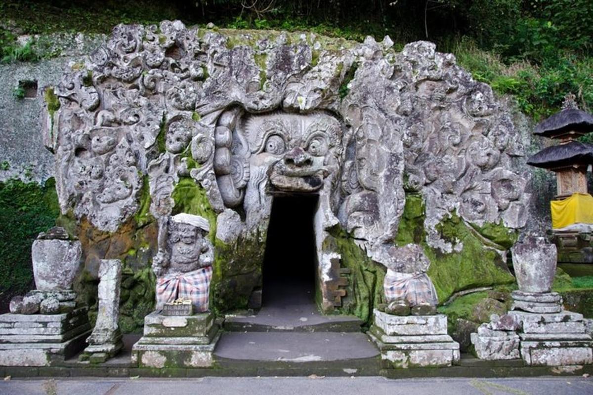 un arc de pedra amb algunes estàtues al davant