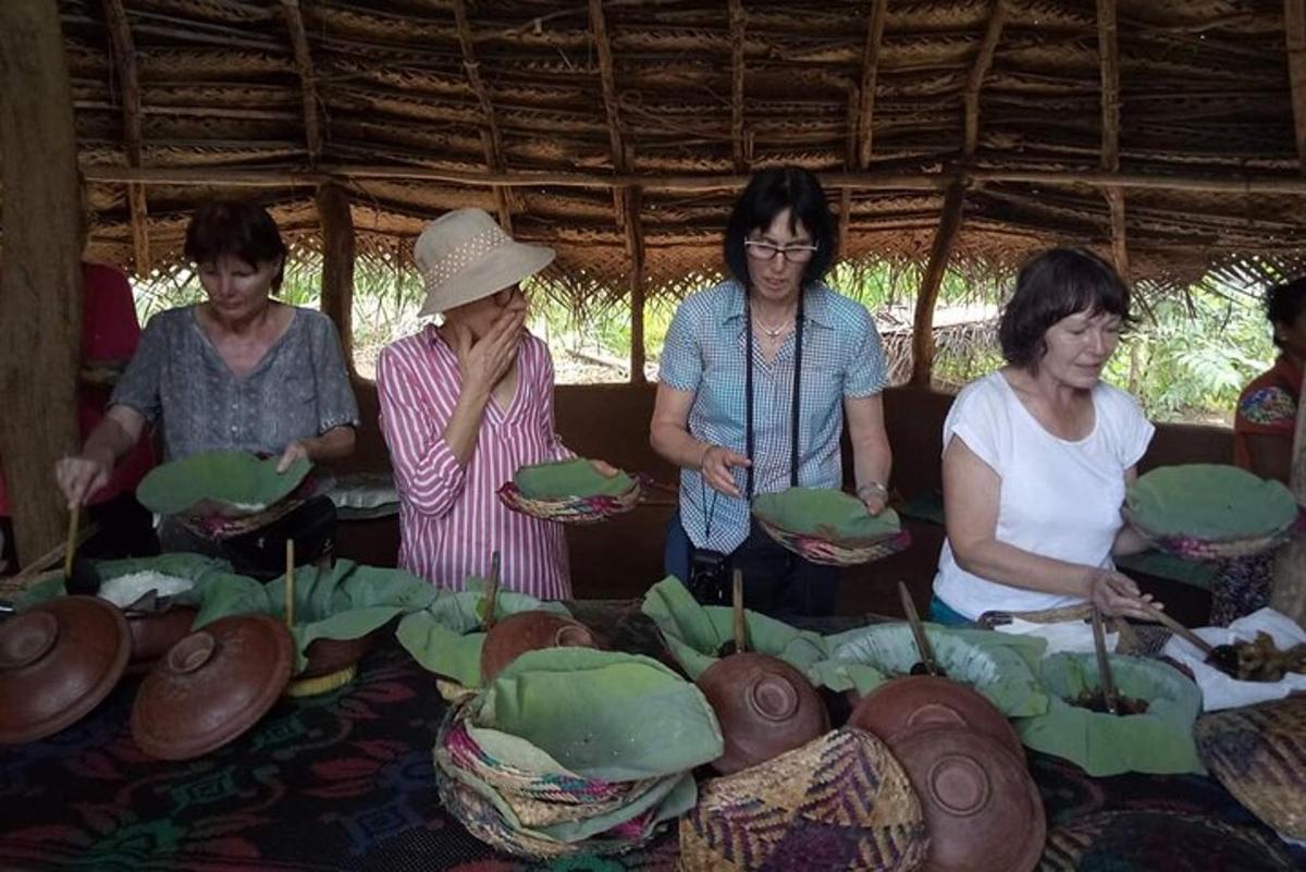 un gruppo di donne in piedi attorno a un tavolo con del cibo