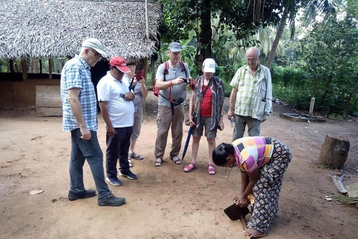 grupp inimesi, kes seisavad ringi mullas