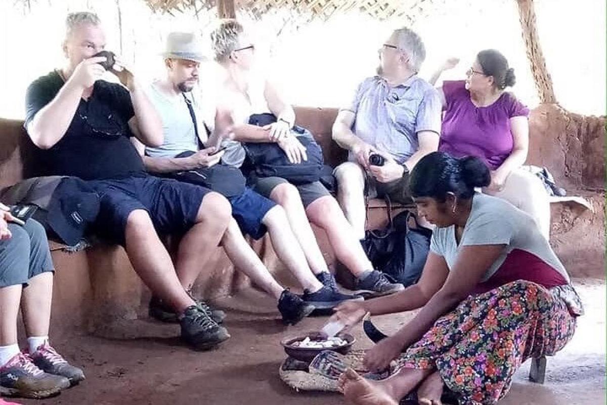 grupp inimesi istub diivanil
