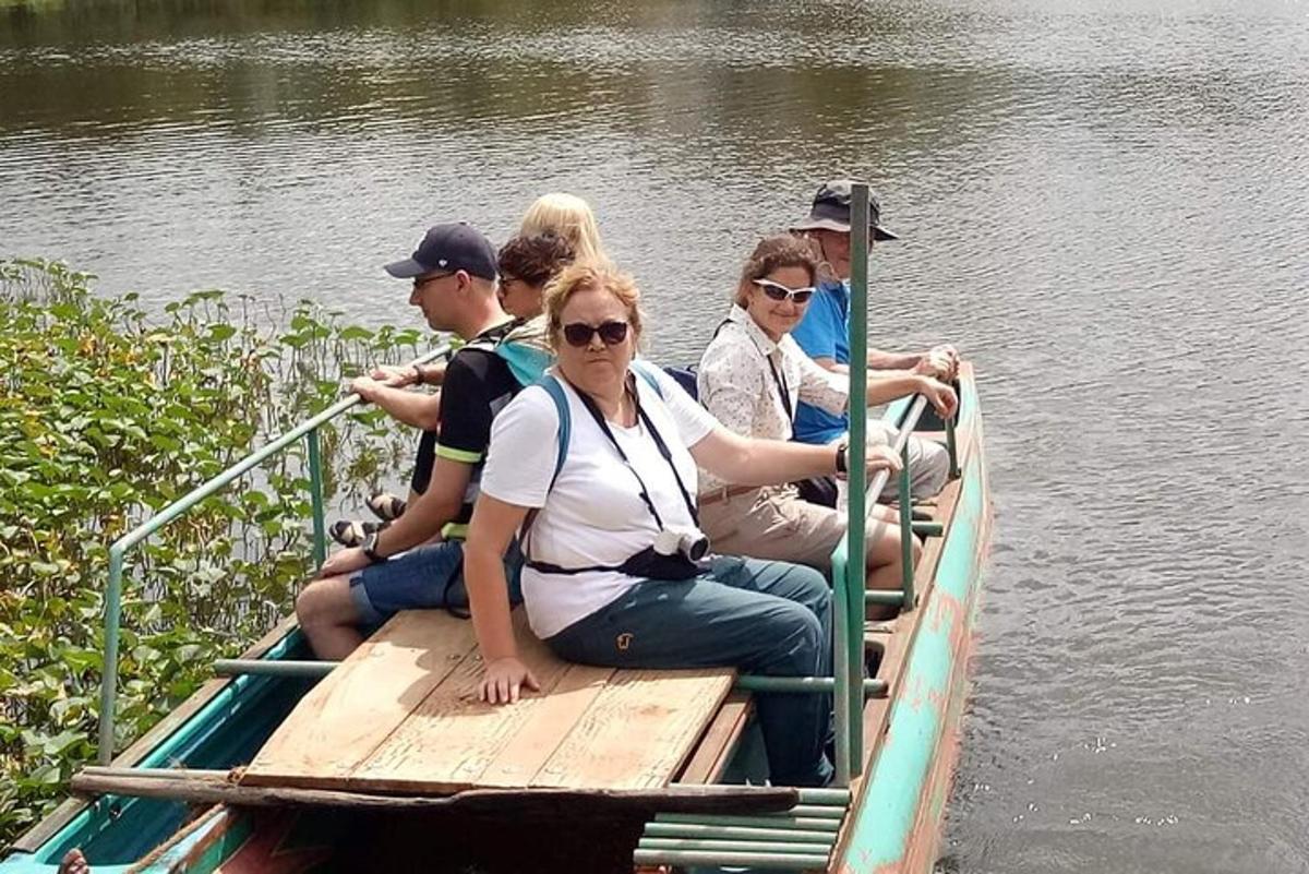 un gruppo di persone sedute su una barca in acqua