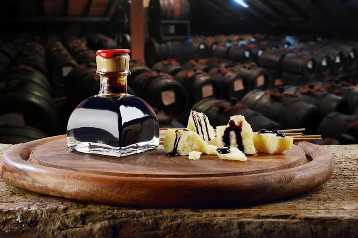 o sticlă de sirop pe o placă de tăiere din lemn cu deserturi