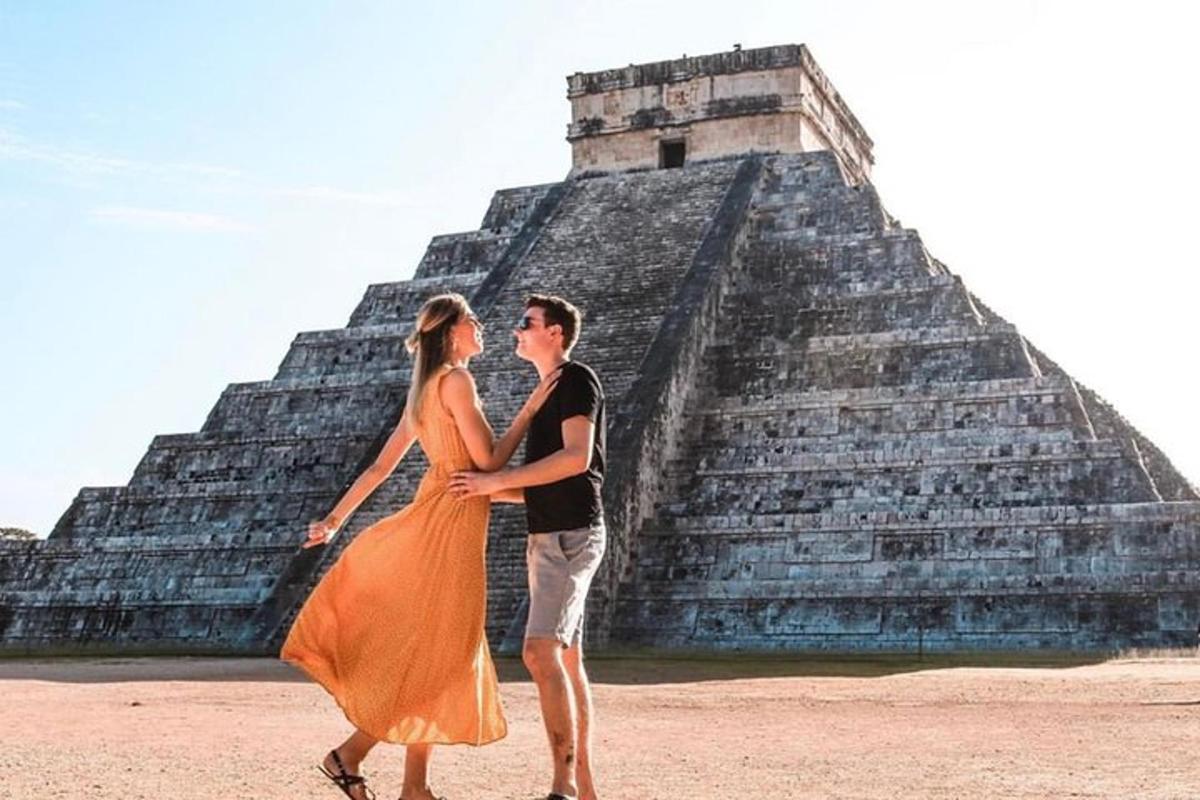 um homem e uma mulher em pé em frente a uma pirâmide