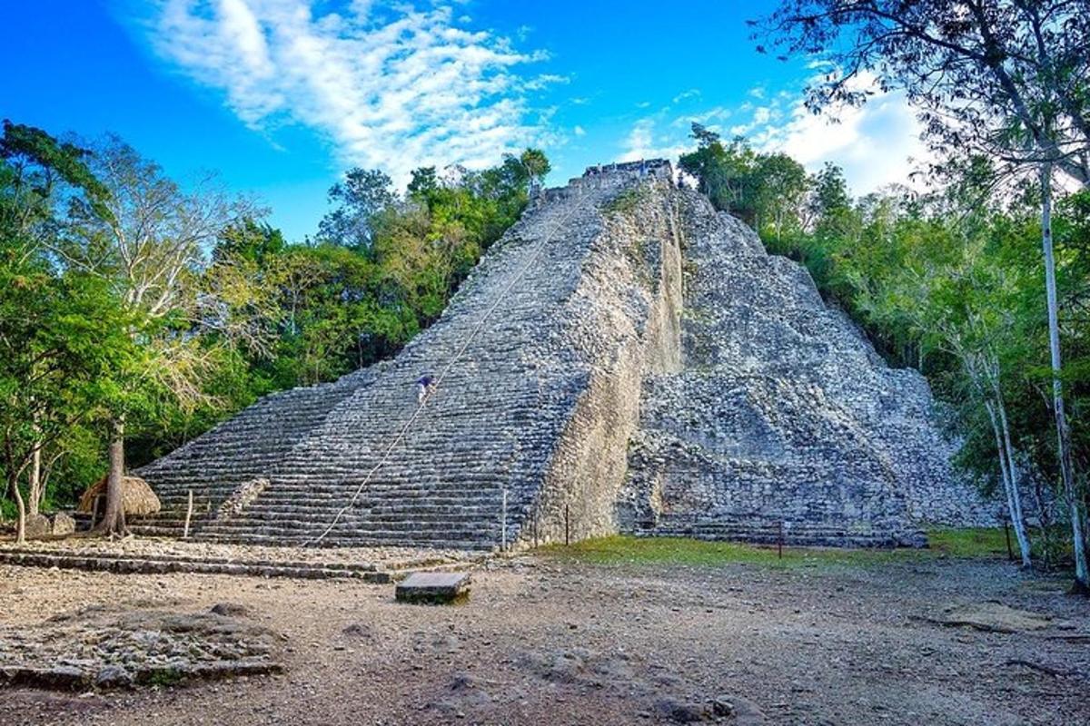 un'immagine delle rovine di una piramide