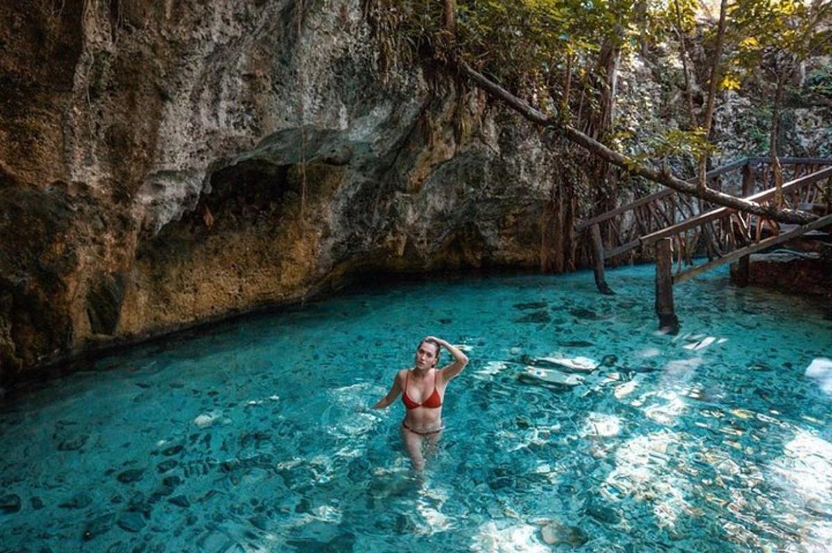 una donna in piedi nell'acqua in una grotta