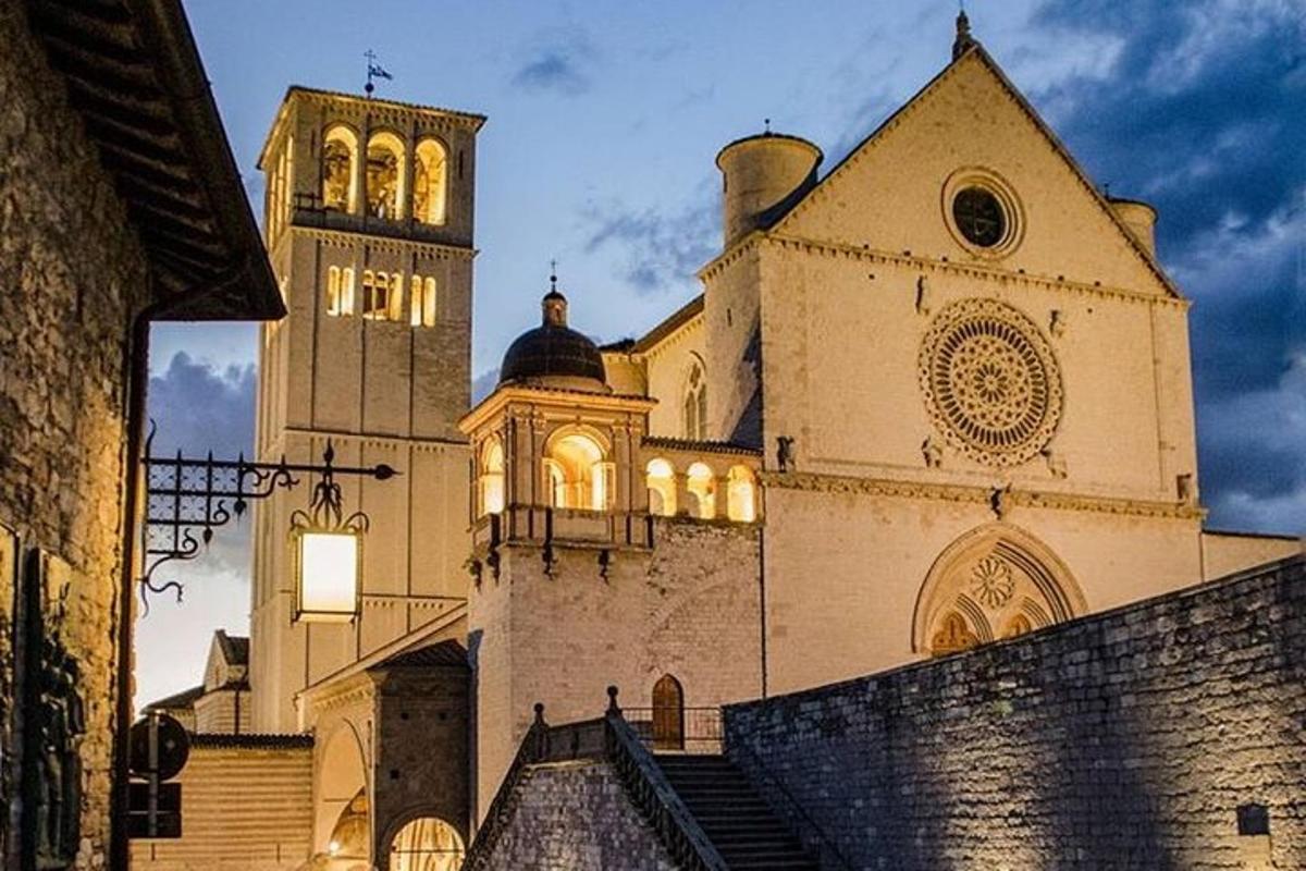 Un gran edificio con una torre y una iglesia.