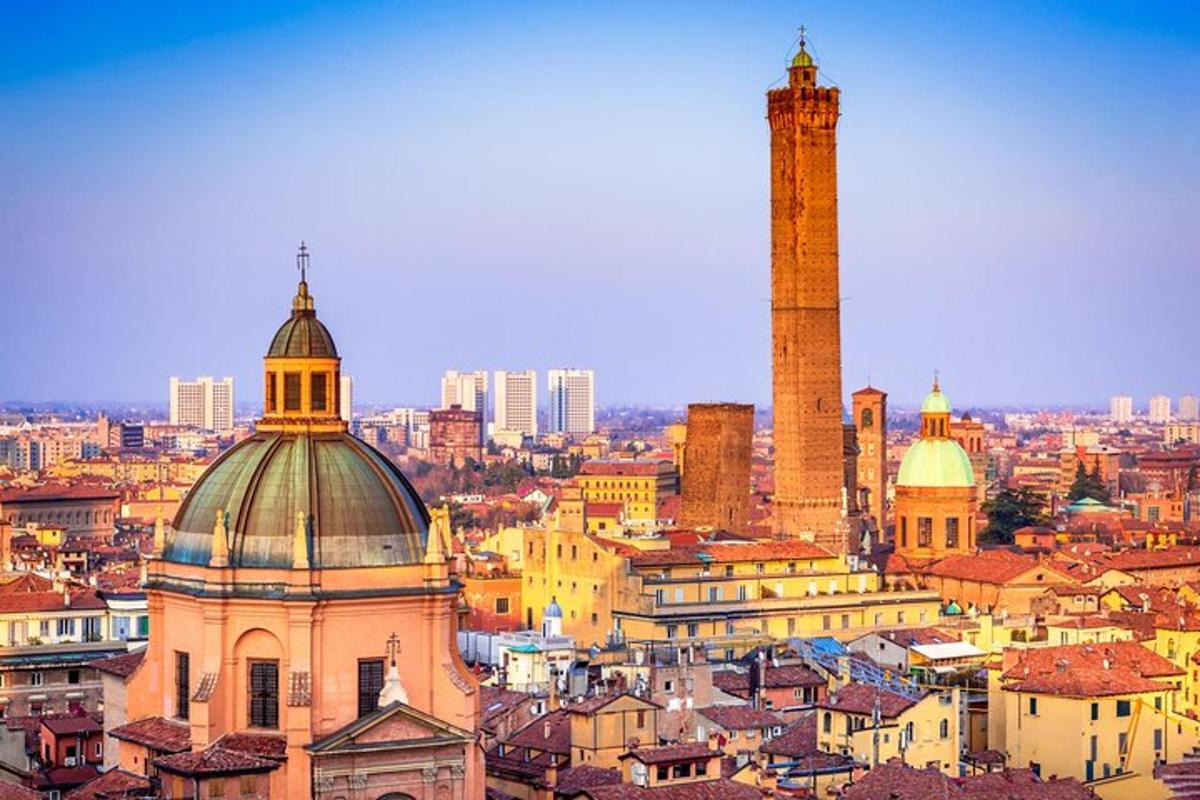 uma vista de uma cidade com edifícios e uma torre alta